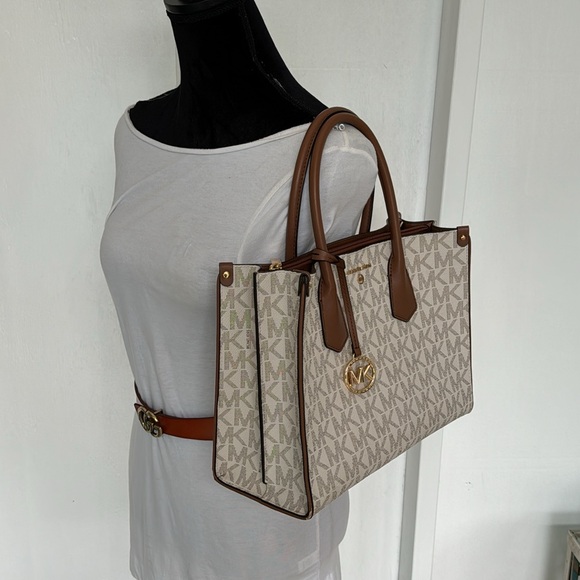 Michael Kors Bag Maple Jet Set Signature Tote - Picture 8 of 17